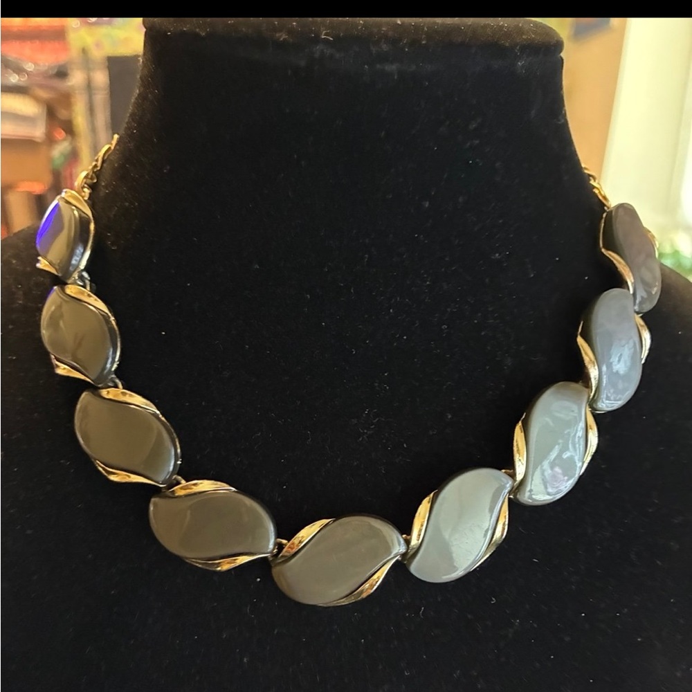 Vintage Lisner gold tone gray thermoset necklace